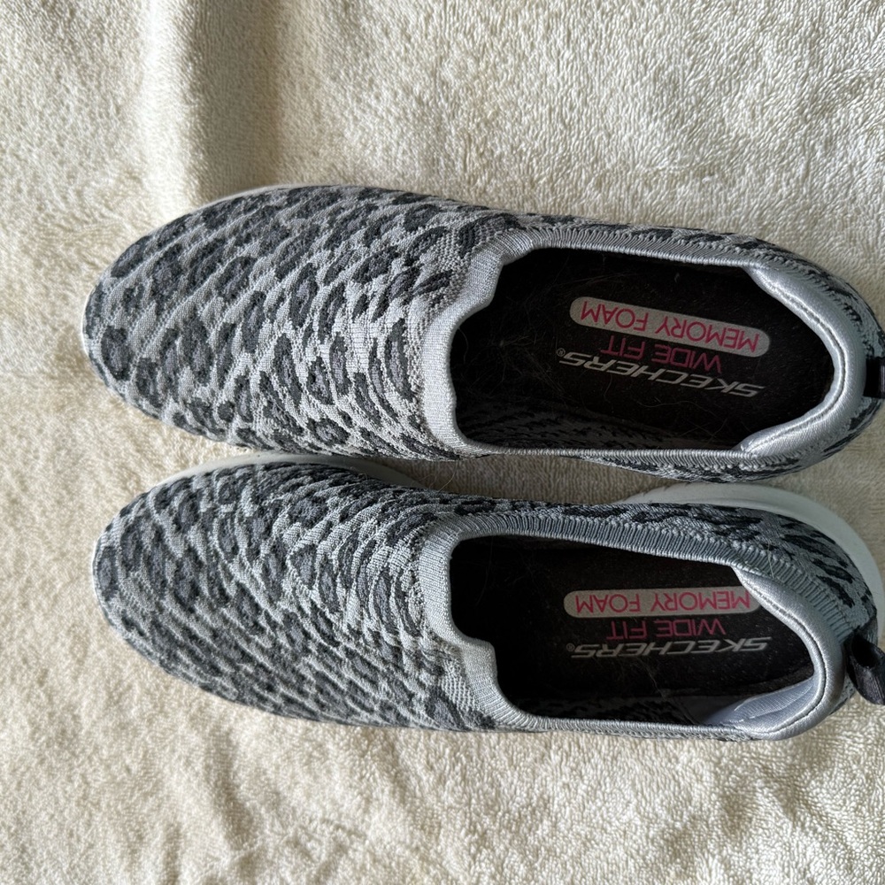 Skechers women’s  Black and Gray leopard Knit Sneakers